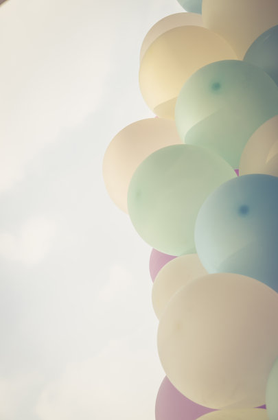 粉气球背景在柔和的云图片下载