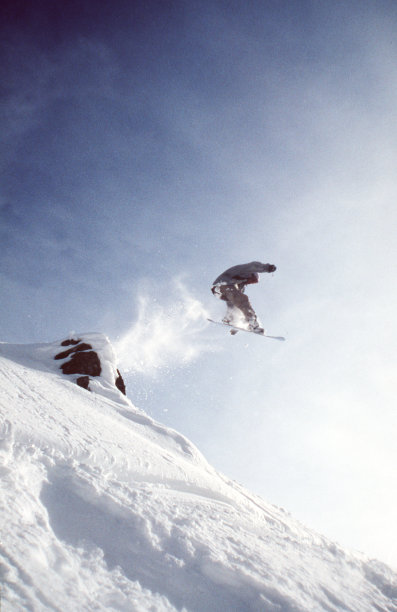 奥地利滑雪板运动员在做哑巴抓斗图片下载