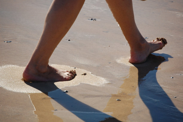 在沙滩上漫步图片下载