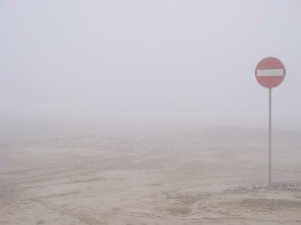 荒郊野外的停车标志图片下载