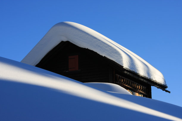 阿尔卑斯山上白雪覆盖的小屋图片下载