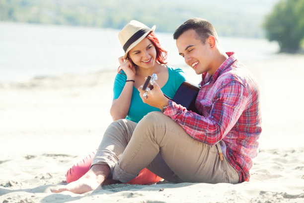 海滩上的浪漫情侣图片下载