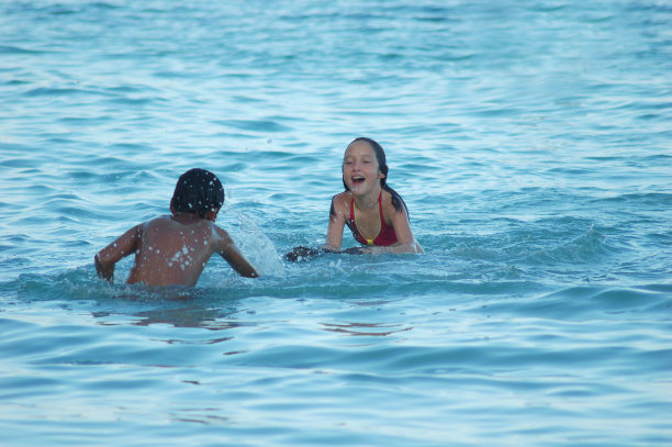 在海里溅起水花图片下载