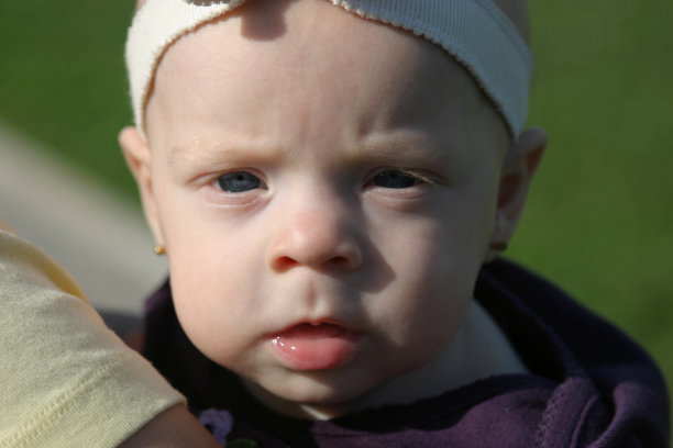 蓝眼睛的婴儿小女孩图片下载