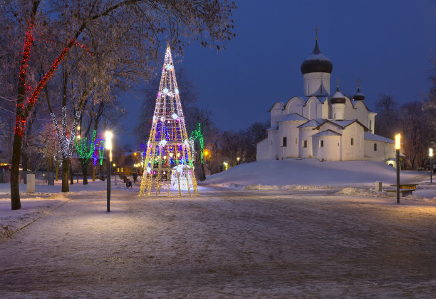 俄罗斯普斯科夫的圣诞和新年装饰图片下载