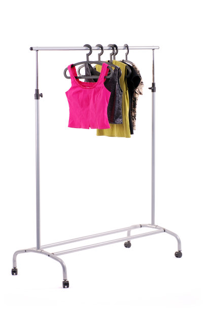 衣服挂在栏杆上。图片下载