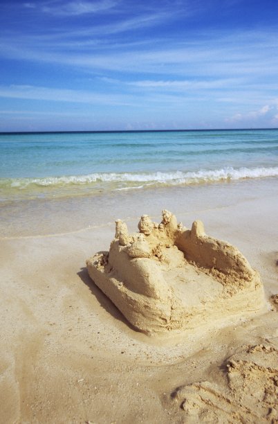 沙堡和蓝色的海洋图片下载