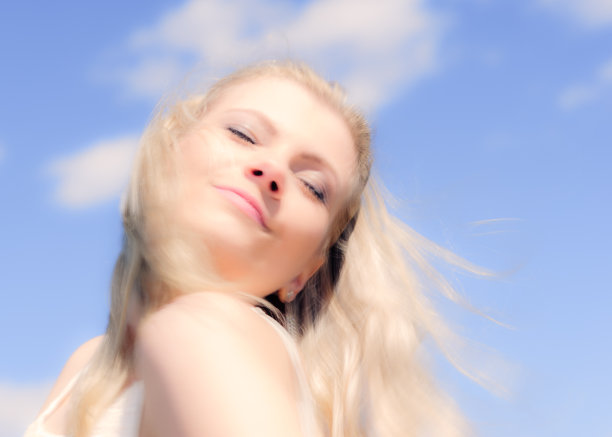 金发碧眼的女孩图片下载