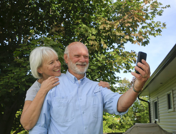 一对老夫妇在自拍。图片下载