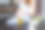 厨房里微笑的孕妇正在吃泡菜。图片下载