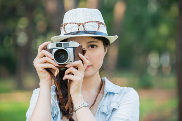 美丽的亚洲女孩微笑着与复古相机拍摄，ou图片下载