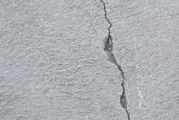 水泥路面纹理和背景上的裂缝图片下载