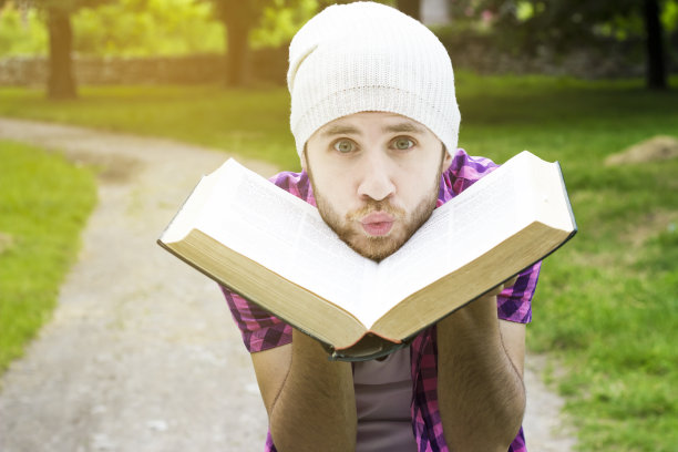 手里拿着书的年轻人图片下载