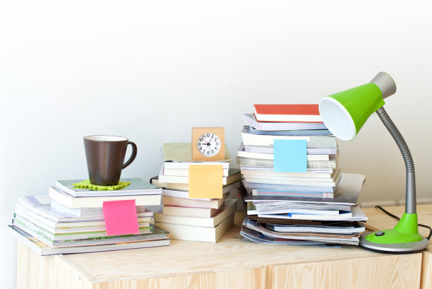 许多书摞在一起图片下载