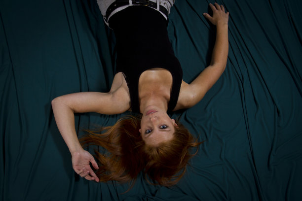 地板上有迷人的红发女郎图片下载