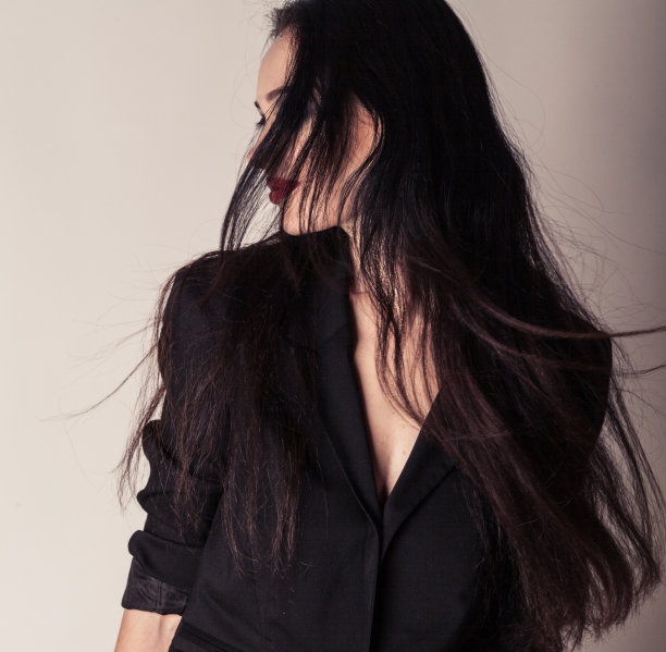 一个迷人的时尚的年轻女人的肖像。图片下载