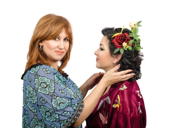 发型师为她的顾客做了用玫瑰做的发型图片下载