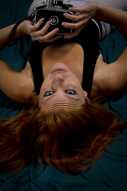 拿着旧相机的女孩图片下载