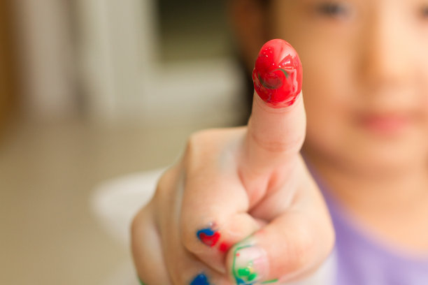 孩子在她的手指上画红色图片下载