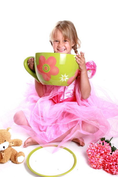 小女孩和大茶杯图片下载