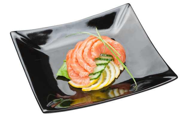 美味的三文鱼片，配上柠檬和黄瓜图片下载