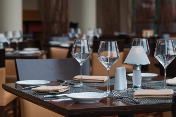 现代餐厅餐桌布置图片下载