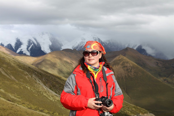 西藏山顶上的女旅行者图片下载