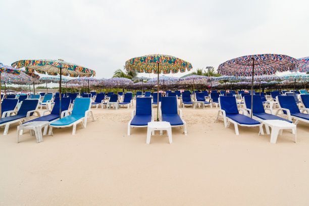 热带岛屿上的沙滩椅图片下载