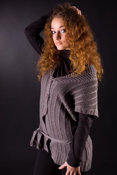 年轻迷人的红头发女孩图片下载