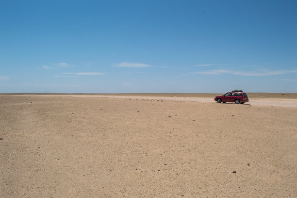纳米比亚斯瓦科普蒙德附近的沙漠景观与孤独的汽车图片下载