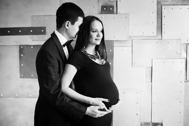 年轻优雅的孕妇家庭图片下载