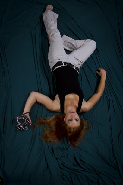 有吸引力的红发拿着相机图片下载