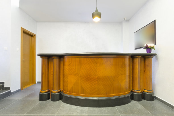 酒店大堂的木制前台图片下载