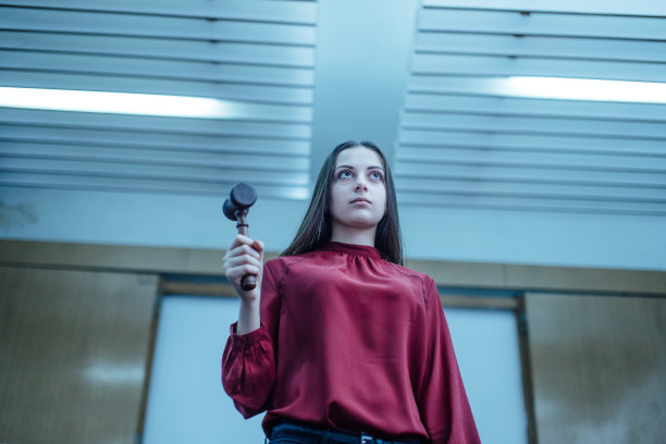 法庭上敲击 gavel 并微笑的法官图片下载