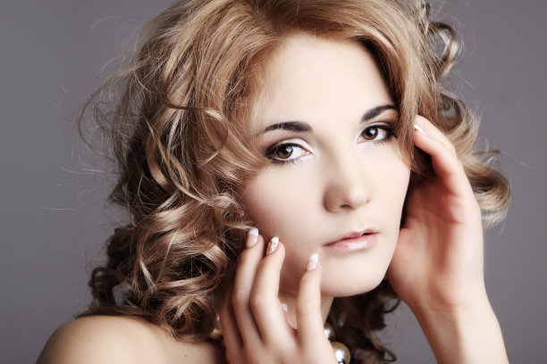 时尚的金发女人图片下载