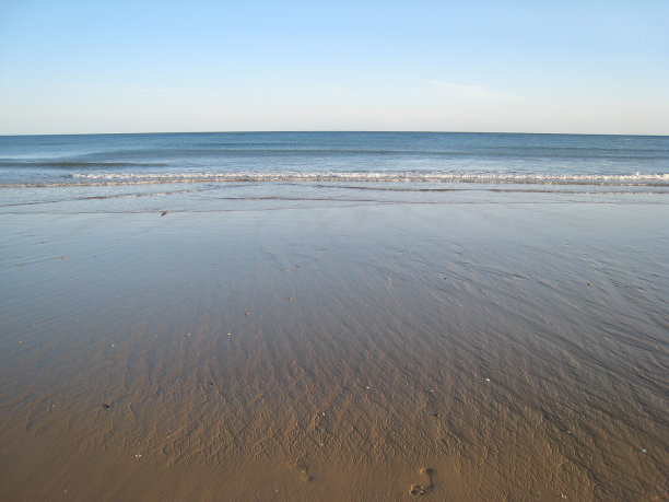 沙滩上的条纹和脚印图片下载