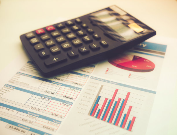 工作场所的概念:日历，计算器和分析报告图片下载