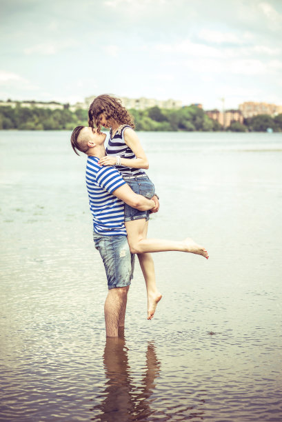 漂亮的一对户外夫妇，背景是湖图片下载