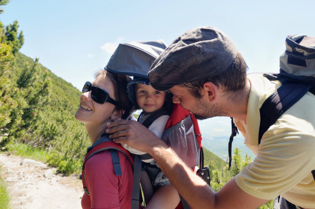 徒步旅行的家庭图片下载