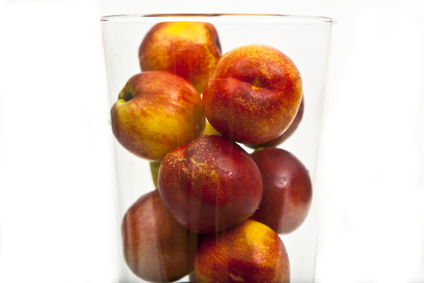 玻璃杯里的桃子图片下载