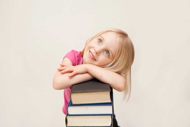 在白色背景下看书的小孩图片下载