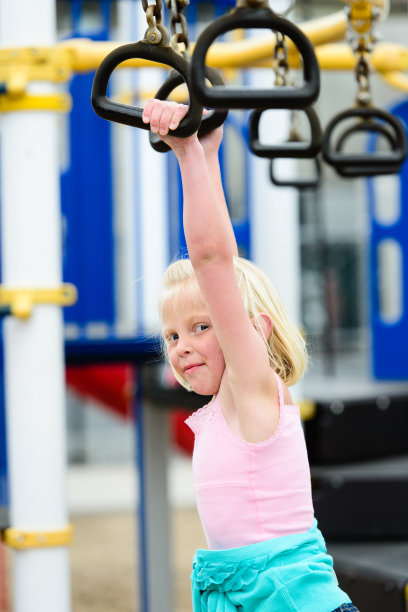 玩方格架的女孩图片下载