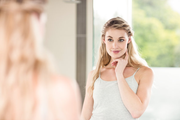 照镜子的自信女人图片下载