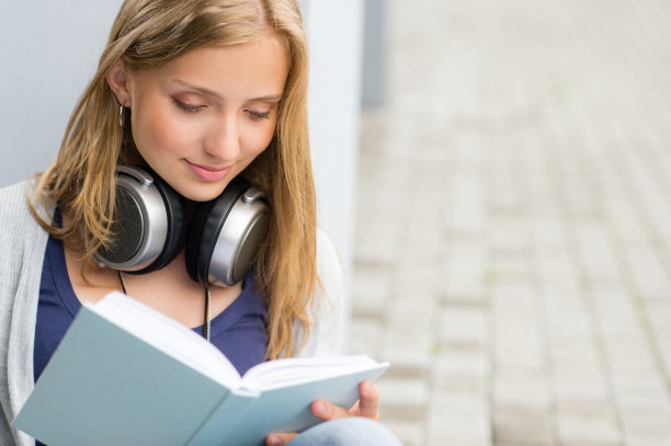 在读校外书籍的学生图片下载