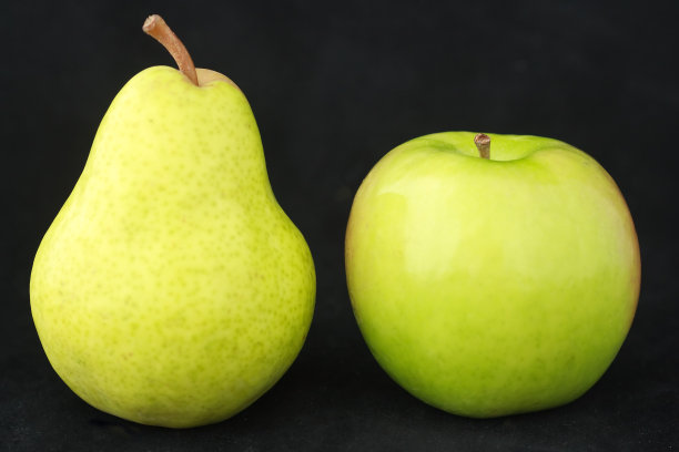 苹果和梨孤立在黑色图片下载