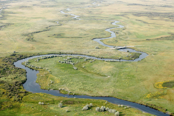 蜿蜒的小溪图片下载