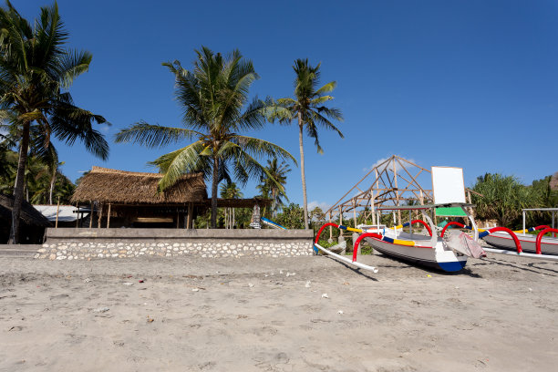 著名的Nusa Penida水晶海滩上的双体船图片下载