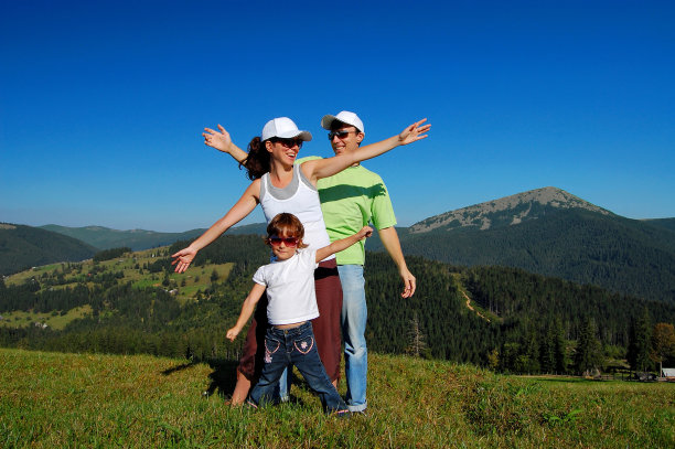 全家去山里度假图片下载