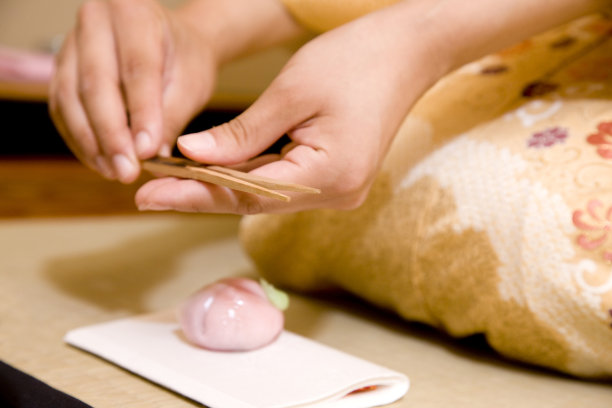 女人总是想吃手里的糖果素材图片