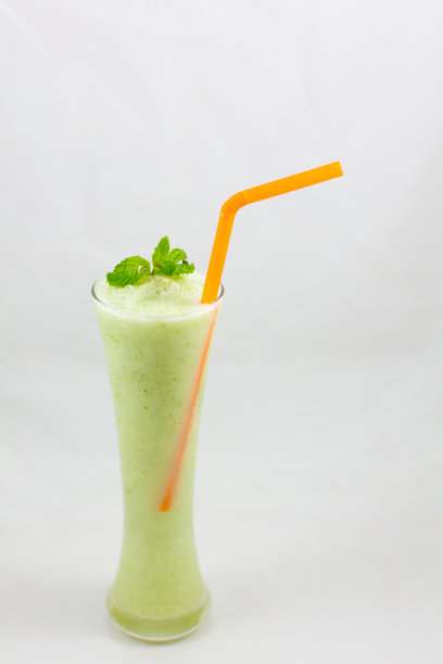 白色背景上的猕猴桃奶昔图片下载